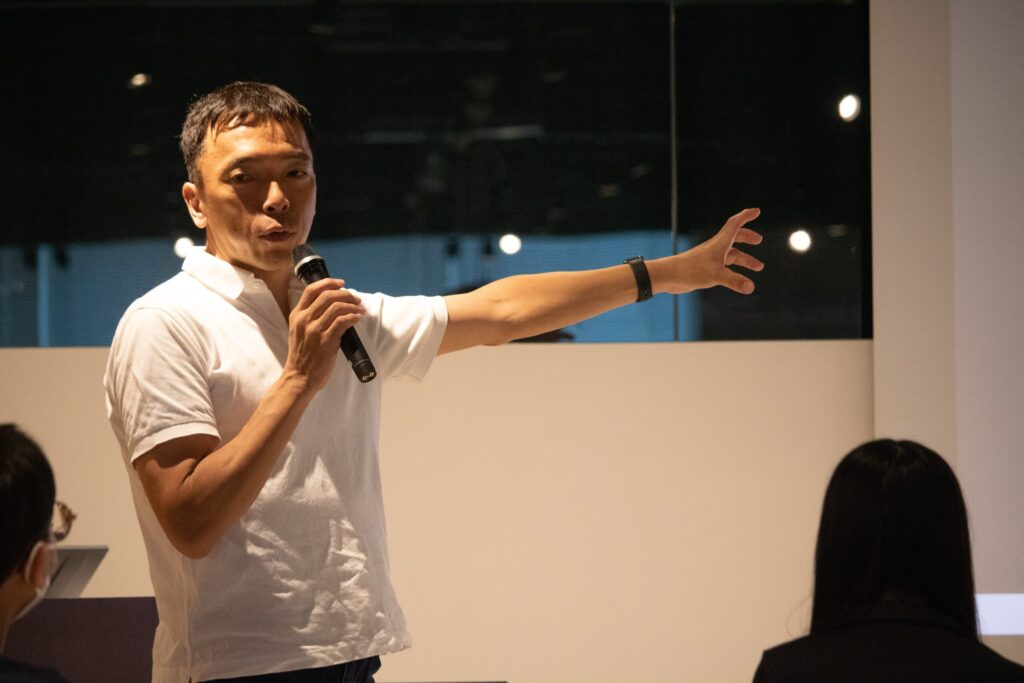 写真:ジブナル代表でもあり講師でもある濱がマイクを持つ様子