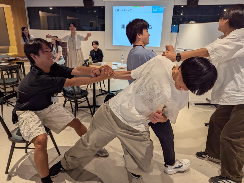 写真。体を使って授業を楽しむ少年たち。