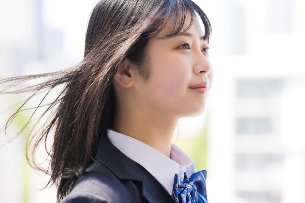 写真。希望に満ちた表情で右上を向く少女。