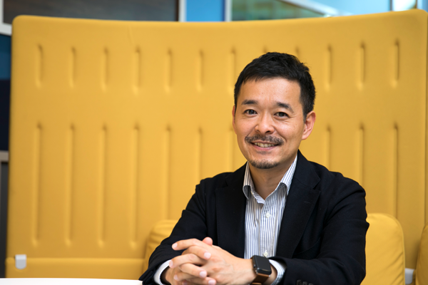 写真。本松晋作プロフィール