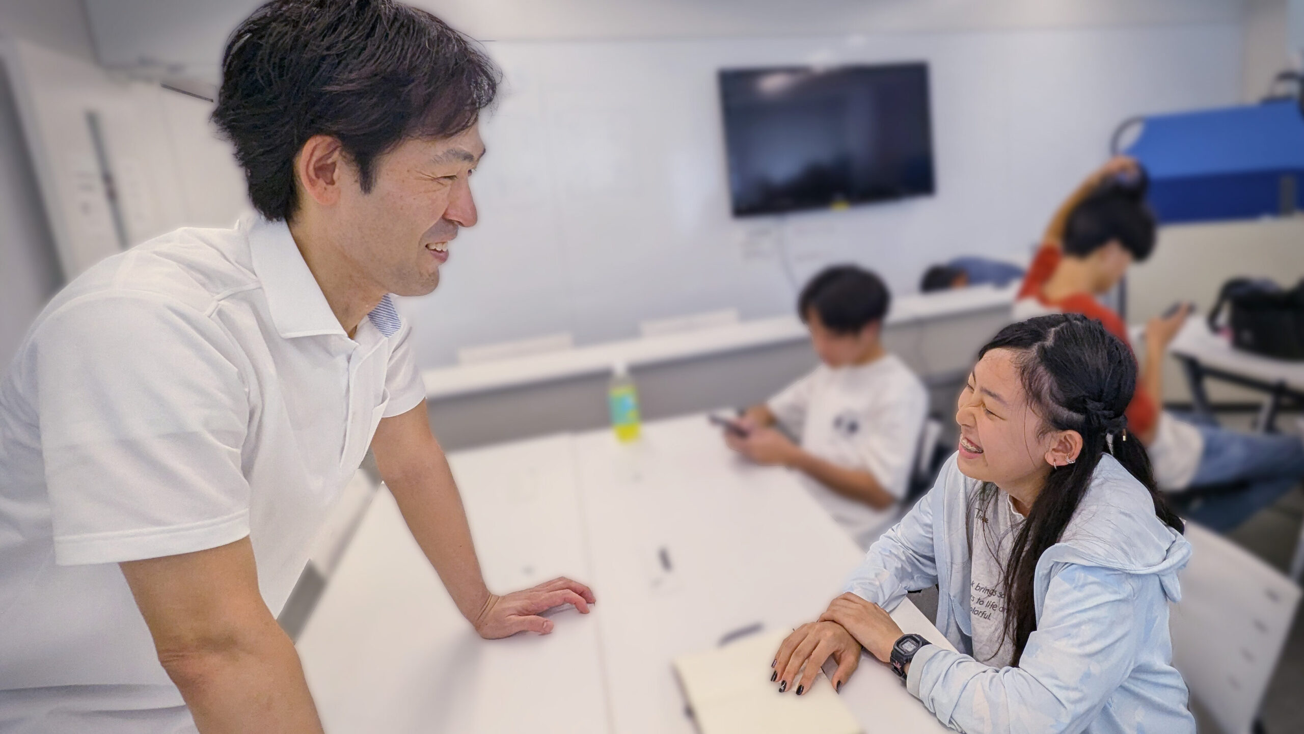 写真。微笑み合う父と娘。