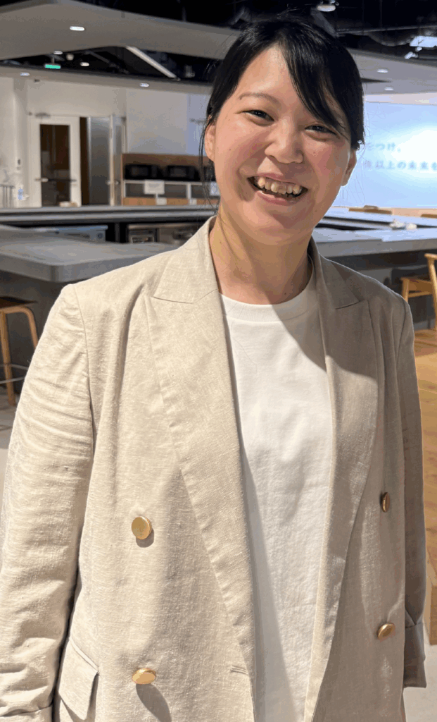 写真。レポーターみずき。朗らかに微笑む女性。